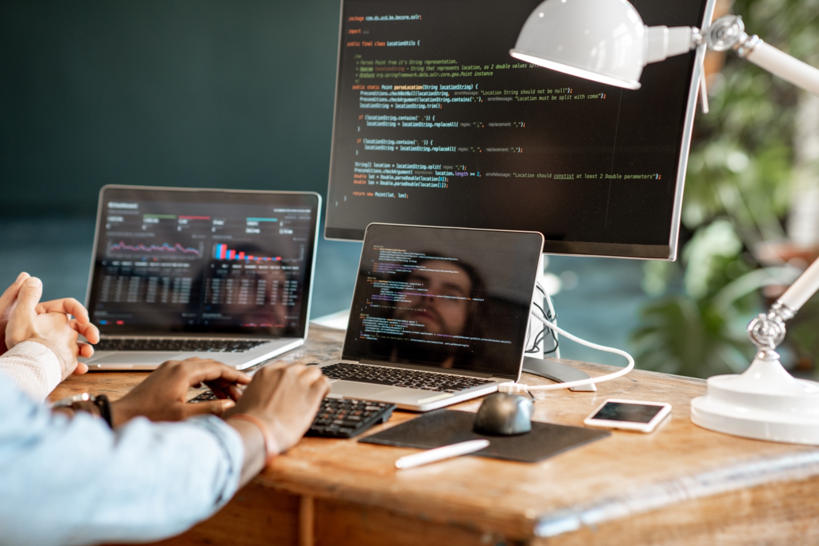 imagem com 3 computadores com programação